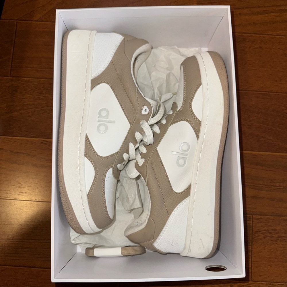 ALO RECOVERY SNEAKER IN GRAVEL WOMENS 8.5